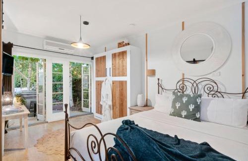 Queenscliff Apartment | Studio Spring Hill Holiday Units Pet friendly