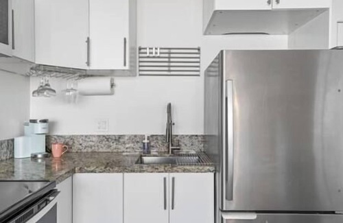 University Heights Apartment | Studio Verde- Free Parking, Central North Park
