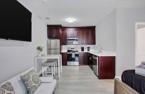 Courier City - Oscawana Apartment | Studio w/Patio & Grill by Soho Bars/Restaurants