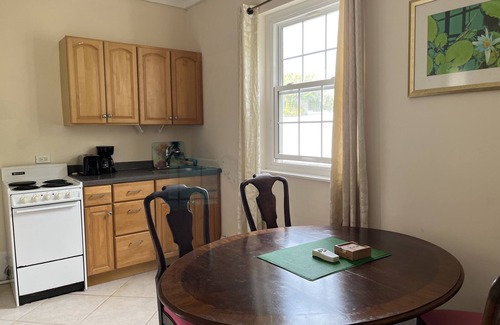 Paget House | Studio with king bed, close to public transportation, twizy capable.