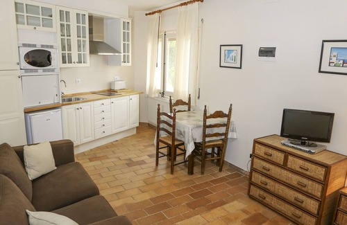 Darnius Apartment | Studios 1/3 (1 Bedroom, Sleep 4)