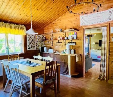 Jadraas House | StugaNäraKungsberget - mysig stuga med kamin, grillkåta och vedbastu