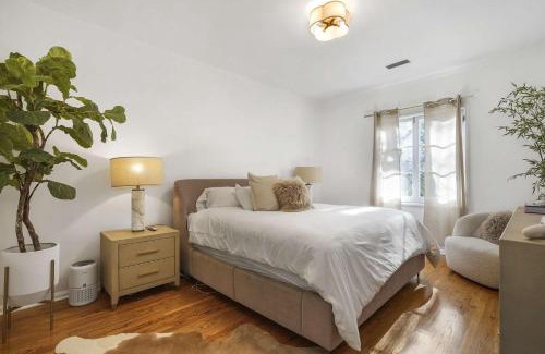 West Hollywood House | Stunning 1-BD Bungalow Walk Laugh Factory Pendry