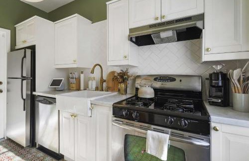 West Hollywood House | Stunning 1-BD Bungalow Walk Laugh Factory Pendry