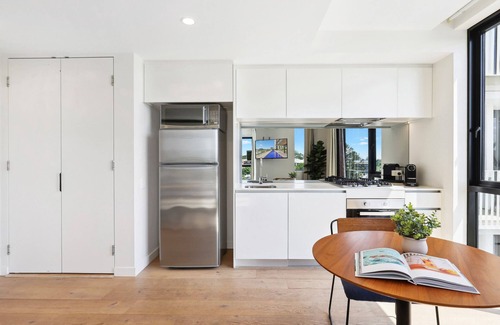 Spring Hill Apartment | Stunning 1-Bed by Victoria Park with Pool & Gym
