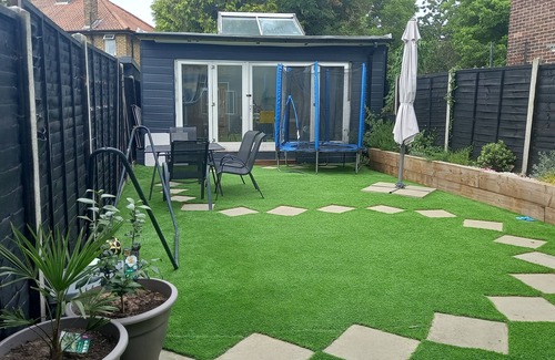 Downham Cabin | Stunning 1-Bed Cabin in Bromley with hot tub