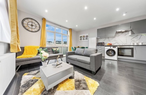 High Barnet Apartment | Stunning 1-Bed Flat- London City-Sleeps 4- Parking Available- Book Instantly!