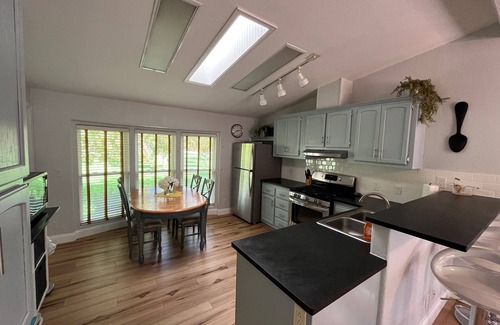 Palisade House | Stunning 100-acre Riverfront Ranch & Orchard, Close to Wineries, Amazing Views.