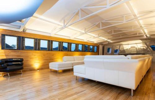 Salford Boat Rental | Stunning 130ft Classic Yacht