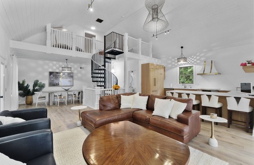 Sparks Glencoe Villa | Stunning 14 Acre Modern Villa with Sunroom