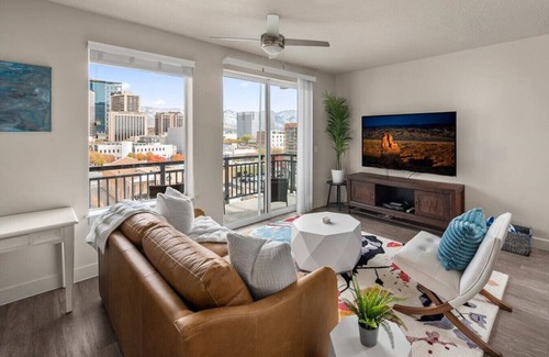 Rio Grande Apartment | Stunning 1BD Pool/Htub/Gym Near Convention Centre
