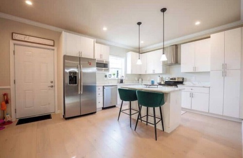 Washington House | Stunning 2 BDRM House near Navy Yard & Airportn