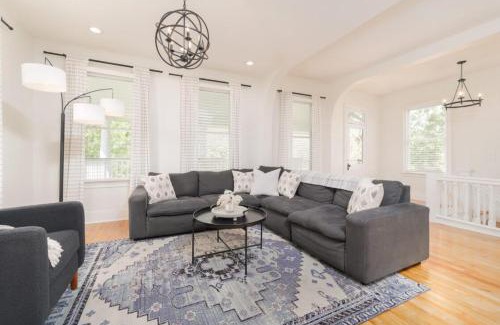 Springfield Apartment | Stunning 2 Bedroom Apt in Historic Springfield