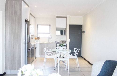 Lone Hill Apartment | Stunning 2-bedroom apartment with WiFi near Monte Casino