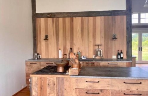 Oakpark House | Stunning 2-bedroom Bank Barn with Indoor Fireplace