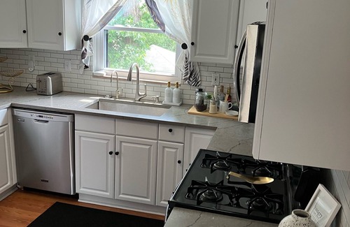 South Hills House | Stunning 2-bedroom Home w/WiFi, AC in Brookline Pittsburgh,PA