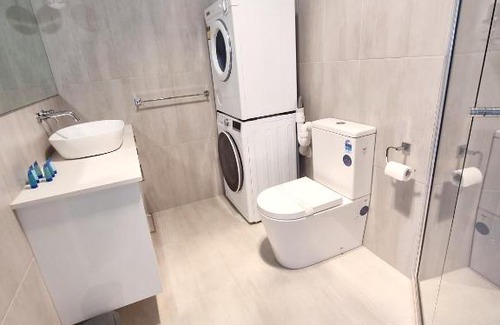 Torquay Apartment | Stunning 2 BR, 2 Bathroom Beachfront Apartment Close To Everything!