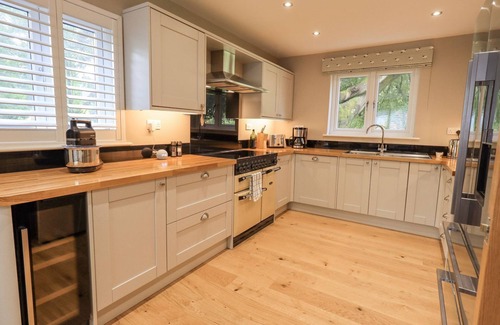 Lakeside House | Stunning - 2 mins Lake Windermere - 4 bedrooms (1 downstairs), 3 bathrooms