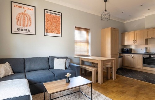 Crawley Apartment | Stunning 2BR 2BA w/Super King Beds + Free Parking