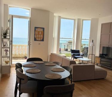 Worthing Apartment | Stunning 3 Bed Apartment with Seaview