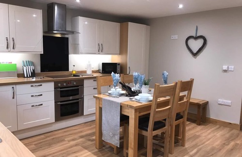 Kendal Cottage | Stunning 3 bed cottage with exceptional views over fields and the Lakeland fells