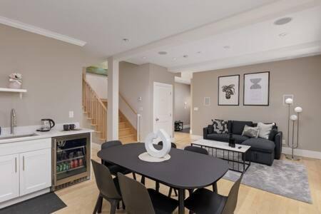 Lower Lonsdale House | Stunning 3 bedroom Secondary Suite N Van