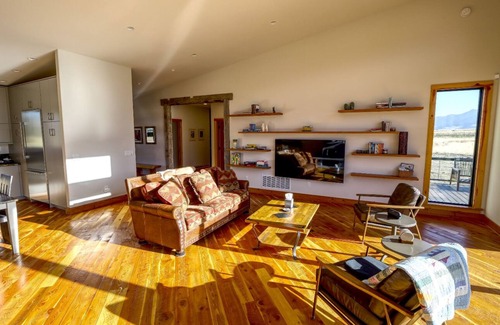Pray House | Stunning 3 bedroom House next to Chico Hot Springs