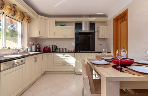 Estombar Apartment | Stunning 3 bedroom penthouse apartment