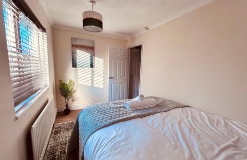 Stevenage Apartment | Stunning 3BR House w/Parking