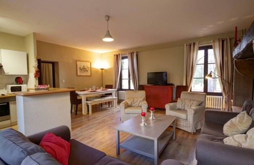 Parigny Cottage | Stunning 4-Bed Gîte with 80ha Park, Pool, Tennis & More in Parigny