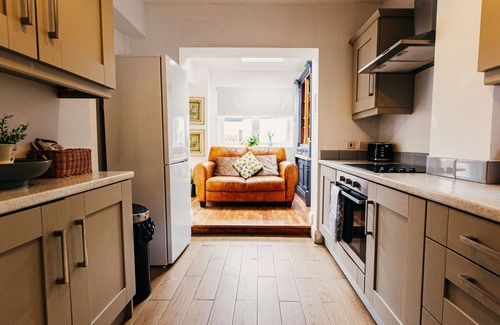 Queens Quarter House | Stunning 4 Bed | Queens Quarter Beside City Centre, Charming 4-bedroom Belfast Exclusive