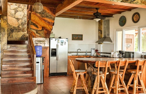 Comuna San Jose House | Stunning 4-bedroom house in Curia with pool, view from the sea, AC,WiFi and more