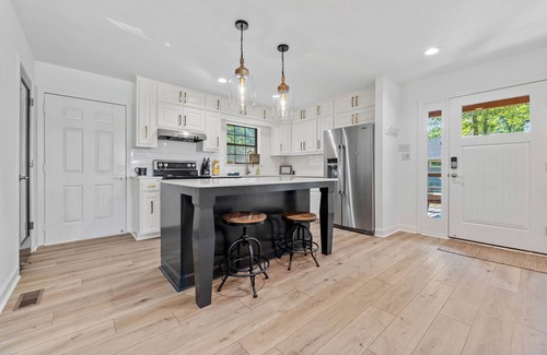 Clinton House | Stunning 4-bedroom Lakehouse on the water!