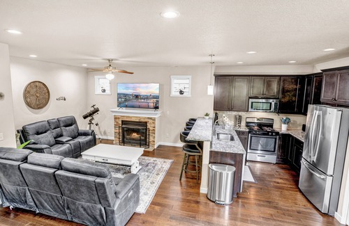 North Plains House | Stunning 4-Bedroom Home with Hot Tub, Sauna, Fire Pit, King Bed, AC, Golf Green!