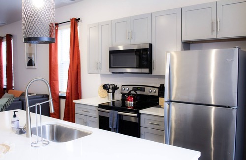 Bloomington House | Stunning 4-BR Houses with On-Site Pool