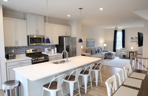 Bayside House | Stunning 4BR Luxury Townhome;Resort-Style Living w/Pools, Gym & close to Beaches