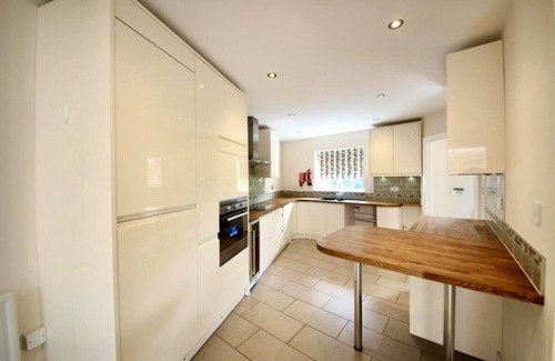 Peterborough House | Stunning 5-Bed House in Peterborough, host 15 g