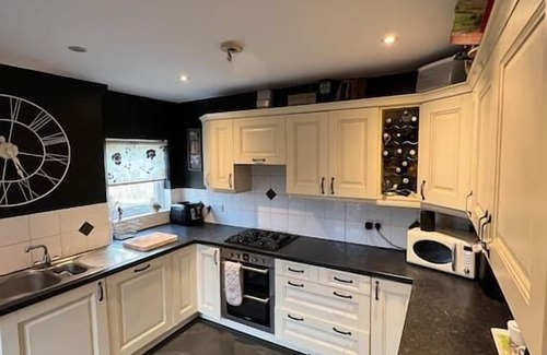 Pershore Cottage | Stunning 5 Bed Victorian home (optional hot tub)