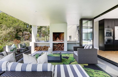 Constantia House | Stunning 5 bedroom en-suite home with tennis court