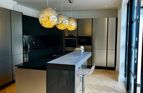 Dartford House | Stunning 5 bedroom house in prime location. 30 min train into central London!