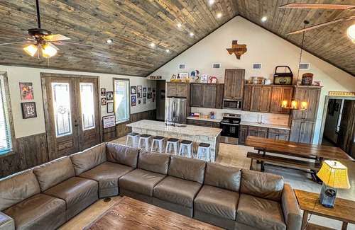 Sabinal House | Stunning 6 Bedroom vacation home with pool & hot tub 5 minutes from Frio River!
