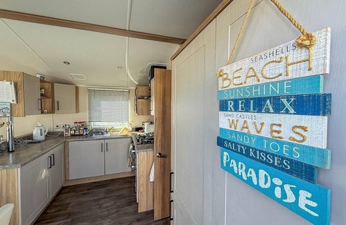 Felixstowe House | Stunning 6 berth caravan at Suffolk Sands Holiday Park ref 45031G