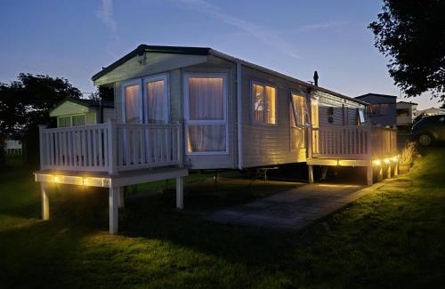 Winestead Boat Rental | Stunning 8 Berth Caravan With Decking And Unlimited Wi-Fi, Ref 71012P