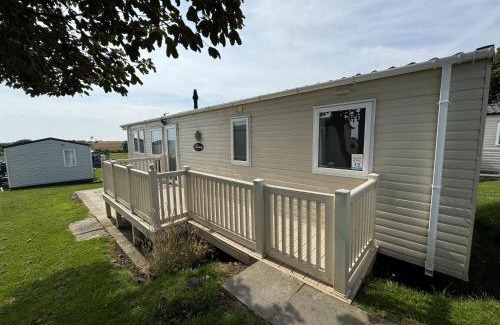 Winestead Boat Rental | Stunning 8 Berth Caravan With Decking And Unlimited Wi-Fi, Ref 71012P