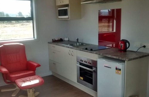 Alexandra Cottage | Stunning Airport cottage Tiger moth
