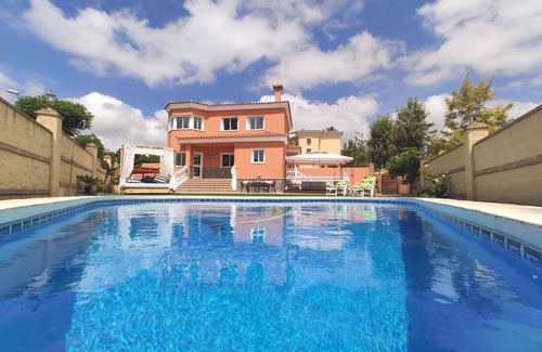 Torrequebrada Villa | Stunning all year-round beach house (5 min to beach)