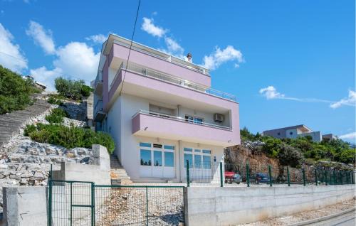 Komarna Apartment | Stunning Apartment In Komarna With Wifi