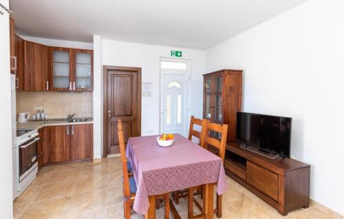 Komarna Apartment | Stunning Apartment In Komarna With Wifi