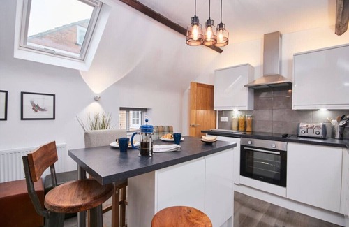 Kegworth Apartment | Stunning Apt: Fast Wifi, Gym Access, Near Airport