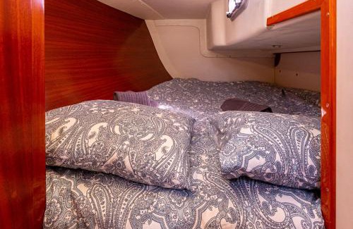 Belem Boat Rental | Stunning Boat 2 BEDROOMS, WC, high ceiling